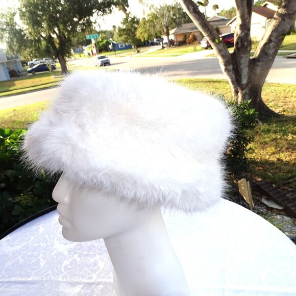 White Manmade Ladies Fur Hat Beautiful New! - Picture 3 of 5